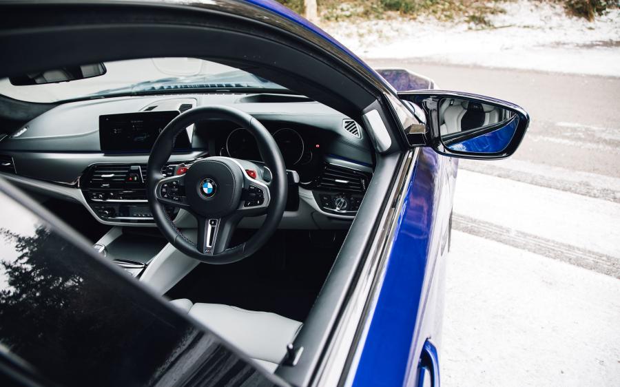 Интерьер BMW M5 (F90) 2018 года  (UK) (фото 20 из 40)